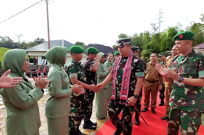 Panglima Komando Daerah Militer XII/TPR, Mayor Jenderal TNI Jamalulael melakukan kunjungan kerja di Bengkayang, Kalimantan Barat, Selasa (21/1/2025). (ANTARA/Ho-Humas Kodam XII/TPR)