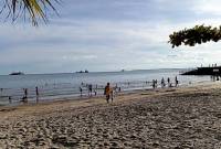 Sejumlah warga beraktivitas di salah satu pantai di Kota Balikpapan, Kaltim. (ANTARA/M Ghofar)