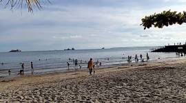 Sejumlah warga beraktivitas di salah satu pantai di Kota Balikpapan, Kaltim. (ANTARA/M Ghofar)