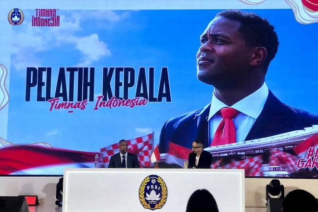 Patrick Kluivert (kiri) pada jumpa pers perkenalannya menjadi pelatih timnas Indonesia di Hotel Mulia, Jakarta, Minggu (12/1/2025). (ANTARA/Zaro Ezza Syachniar)