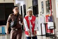 Jaksa membawa Irwansyah (kanan) yang merupakan pelaku pembunuhan aktivitis lingkungan Meratus usai divonis 11 tahun penjara di PN Barabai, Hulu Sungai Tengah, Kalimantan Selatan, Jumat (24/1/2025). (ANTARA/M Dayat)