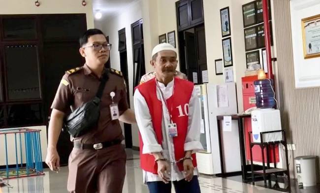 Jaksa membawa Irwansyah (kanan) yang merupakan pelaku pembunuhan aktivitis lingkungan Meratus usai divonis 11 tahun penjara di PN Barabai, Hulu Sungai Tengah, Kalimantan Selatan, Jumat (24/1/2025). (ANTARA/M Dayat)