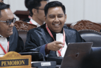 Fitrul Uyun Sadewa (kanan) selaku kuasa hukum Pemohon pada sidang Pemeriksaan Pendahuluan Perkara Nomor 07/PHPU.WAKO-XXIII/2025 Perselisihan Hasil Pemilihan Umum Walikota Kota Banjarbaru, pada Kamis (1/9/2025) di Ruang Sidang Panel 3 MK. (Foto Humas MK/Bayu)