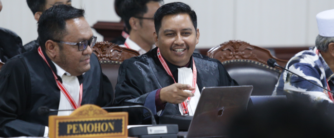 Fitrul Uyun Sadewa (kanan) selaku kuasa hukum Pemohon pada sidang Pemeriksaan Pendahuluan Perkara Nomor 07/PHPU.WAKO-XXIII/2025 Perselisihan Hasil Pemilihan Umum Walikota Kota Banjarbaru, pada Kamis (1/9/2025) di Ruang Sidang Panel 3 MK. (Foto Humas MK/Bayu)