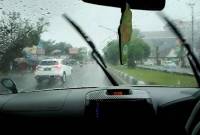 Foto Ilustrasi - Pengendara melintasi jalan raya saat hujan lebat mengguyur wilayah Kota Palangka Raya, Kalimantan Tengah. (ANTARA/Rendhik Andika)