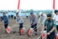 Kapolri Jenderal Pol Listyo Sigit Prabowo (tengah) membajak tanah dengan traktor tangan dalam acara peresmian program Penanaman Jagung Serentak 1 Juta Hektare di Desa Karang Mukti, Kecamatan Cipendeuy, Kabupaten Subang, Jawa Barat, Selasa (21/1/2025). (ANTARA/HO-Divisi Humas Polri)
