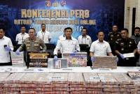 Direktur Tindak Pidana Siber Bareskrim Polri Brigjen Himawan Bayu Aji (ketiga kanan) bersama Kepala Biro Penerangan Masyarakat (Karopenmas) Divisi Humas Polri Brigjen Pol Trunoyudo Wisnu Andiko (ketiga kiri) serta jajarannya menunjukkan barang bukti hasil pengungkapan kasus judi daring di Bareskrim Polri, Jakarta, Senin (20/1/2025). (detikcom/Agung Pambudhy)