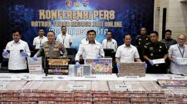 Direktur Tindak Pidana Siber Bareskrim Polri Brigjen Himawan Bayu Aji (ketiga kanan) bersama Kepala Biro Penerangan Masyarakat (Karopenmas) Divisi Humas Polri Brigjen Pol Trunoyudo Wisnu Andiko (ketiga kiri) serta jajarannya menunjukkan barang bukti hasil pengungkapan kasus judi daring di Bareskrim Polri, Jakarta, Senin (20/1/2025). (detikcom/Agung Pambudhy)