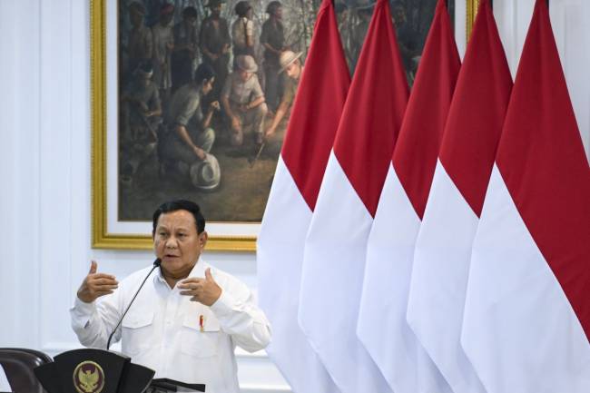 Presiden Prabowo Subianto memberikan arahan saat memimpin sidang kabinet paripurna di Kantor Presiden, Jakarta, Rabu (22/1/2025). Dalam sidang kabinet paripurna tersebut Presiden Prabowo Subianto memuji kinerja Kabinet Merah Putih yang telah bekerja selama tiga bulan. (ANTARA FOTO/Hafidz Mubarak A)