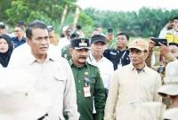Rektor ULM Prof Ahmad Alim Bachri mendampingi Menteri Pertanian RI Andi Amran Sulaiman saat kunjungan ke lahan rawa lebak di Desa Bati-Bati, Kabupaten Tanah Laut, Kalimantan Selatan, untuk program Cetak Sawah Rakyat (CSR). (ANTARA/Firman)