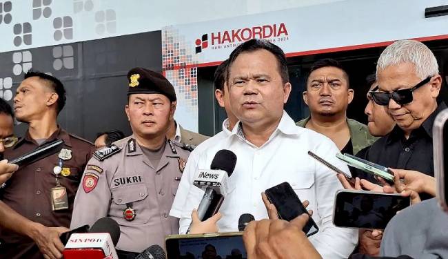 Mantan Direktur Jenderal Imigrasi Ronny Frangky Sompie diperiksa penyidik Komisi Pemberantasan Korupsi (KPK) soal perlintasan buronan kasus korupsi Harun Masiku (HM) di Gedung Merah Putih KPK, Jakarta, Jumat (3/1/2026). (ANTARA/Fianda Sjofjan Rassat)