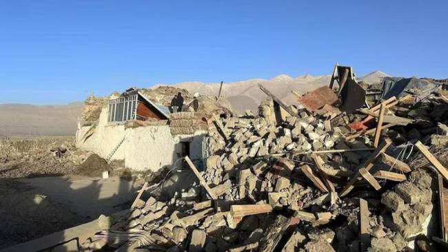 Rumah-rumah warga di Shigatse, Tibet, China mengalami kerusakan parah akibat gempa bumi. (Xinhua via REUTERS Purchase Licensing Rights)
