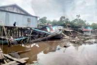 Kapal motor dan lanting milik warga Desa Terantang luluh lantak setelah ditabrak kapal tongkang, Jumat (24/1/2025). (ANTARA/HO)