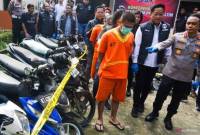 Para tersangka dan sejumlah barang bukti kejahatan curanmor) di Mapolda Kaltim, Kota Balikpapan, Provinsi Kalimantan Timur, Kamis (23/1/2025). (ANTARAFOTO/Aditya Nugroho)
