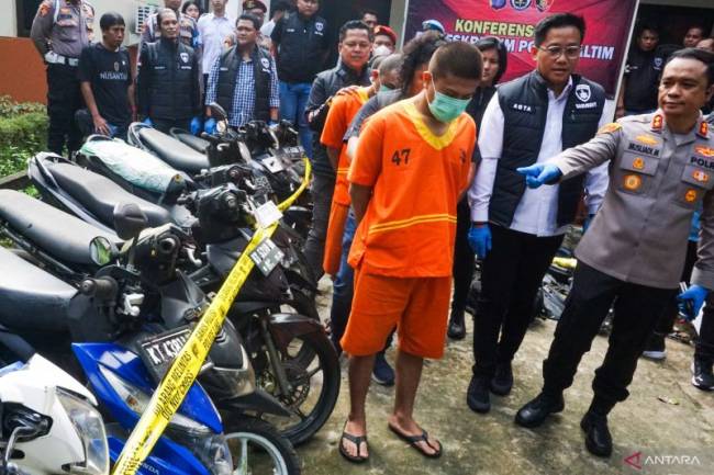 Para tersangka dan sejumlah barang bukti kejahatan curanmor) di Mapolda Kaltim, Kota Balikpapan, Provinsi Kalimantan Timur, Kamis (23/1/2025). (ANTARAFOTO/Aditya Nugroho)
