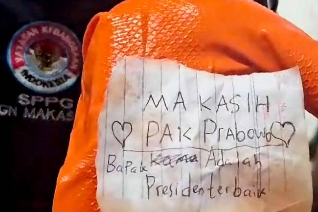 Robekan 'surat cinta' untuk Presiden Prabowo Subianto yang berasal dari salah satu SD di Makassar, Sulawesi Selatan dan ditemukan petugas Satuan Pelayanan Pemenuhan Gizi (SPPG) Makassar saat membersihkan wadah makanan. (ANTARA/HO-Tim Media Presiden RI Prabowo Subianto)