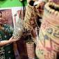 Tas Anjat merupakan tas anyaman Suku Dayak terbuat dari rotan di Kalimantan Timur. (ANTARA Foto/M Risyal Hidayat)