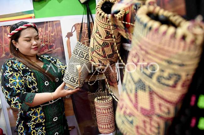 Tas Anjat merupakan tas anyaman Suku Dayak terbuat dari rotan di Kalimantan Timur. (ANTARA Foto/M Risyal Hidayat)