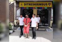 M Rihki Zulkarnaen tersangka kasus korupsi Pembangunan Gedung Expo Sampit dilimpahkan ke Kejaksaan Tinggi Kalteng oleh penyidik Direktorat Reserse kriminal Khusus Polda Kalteng, Rabu (22/1/2025). (ANTARA/Adi Wibowo)