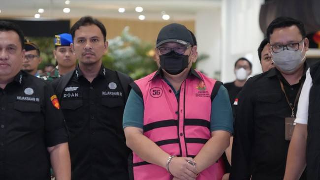 
Kejagung menangkap Direktur Utama PT Duta Sugar Internasional (DSI), Hendrogiarto Antonio Tiwow (HAT), tersangka kasus korupsi impor gula periode eks Menteri Perdagangan Tom Lembong. (Foto: Dok.Kejaksaan Agung)