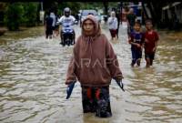 Sejumlah wilayah di Kota Samarinda terendam banjir akibat curah hujan tinggi dan intensitas kenaikan air Sungai Mahakam. (Antara Kaltim/M Risyal H)