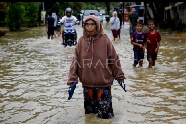 Sejumlah wilayah di Kota Samarinda terendam banjir akibat curah hujan tinggi dan intensitas kenaikan air Sungai Mahakam. (Antara Kaltim/M Risyal H)