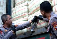 Wakapolda Kalbar Brigjen Pol Roma Hutajulu (kiri) menarik dasi dari dalam ballpress saat memberikan keterangan pers tentang ungkap kasus penggagalan penyelundupan pakaian bekas dari Malaysia di Polda Kalbar, Senin (20/1/2025). (ANTARA/HO-Jessica Helena Wuysang)