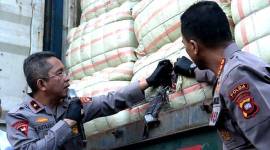 Wakapolda Kalbar Brigjen Pol Roma Hutajulu (kiri) menarik dasi dari dalam ballpress saat memberikan keterangan pers tentang ungkap kasus penggagalan penyelundupan pakaian bekas dari Malaysia di Polda Kalbar, Senin (20/1/2025). (ANTARA/HO-Jessica Helena Wuysang)