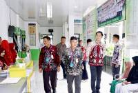 Pj Bupati Tapin Muhammad Syarifuddin (tengah) memantau kesiapan layanan kesehatan menjelang Haul ke-20 Guru Sekumpul di Puskesmas Banua Padang, Rantau, Kabupaten Tapin, Kalimantan Selatan, Kamis (2/1/2025). (ANTARA/HO-Pemkab Tapin)