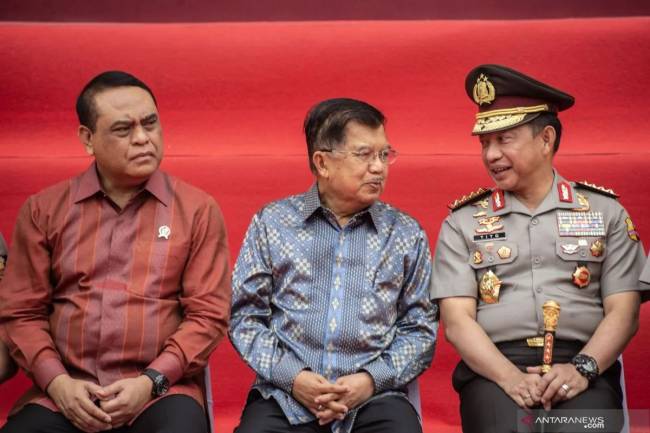 Jusuf Kalla (tengah) berbincang dengan  Jenderal Pol Tito Karnavian (kanan) disaksikan Menpan RB Syafruddin (kiri) 
