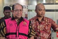 Direktur Jenderal Anggaran Kementerian Keuangan Isa Rachmatarwata (rompi pink) usai ditetapkan sebagai tersangka kasus dugaan korupsi PT Asuransi Jiwasraya, di Kantor Kejaksaan Agung, Jakarta, Jumat (7/2/2025). (ANTARA/HO-Kejaksaan Agung)