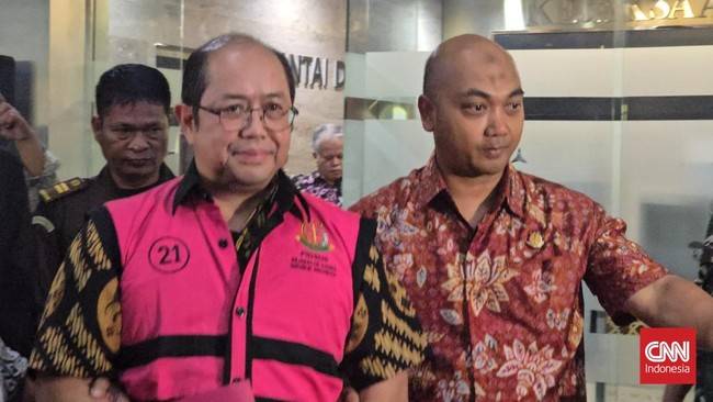 Direktur Jenderal Anggaran Kementerian Keuangan Isa Rachmatarwata (rompi pink) usai ditetapkan sebagai tersangka kasus dugaan korupsi PT Asuransi Jiwasraya, di Kantor Kejaksaan Agung, Jakarta, Jumat (7/2/2025). (ANTARA/HO-Kejaksaan Agung)