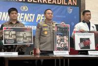 Dirtipidsiber Bareskrim Polri Brigjen Pol Himawan Bayu Aji (kanan) bersama Karopenmas Divisi Humas Polri Brigjen Pol Trunoyudo Wisnu Andiko (tengah), dan Ketua Tim Pengendalian Konten Internet Ilegal Non-Perjudian Direktorat Jenderal Pengawasan Ruang Digital Kemenkomdigi Okky Robiana Sulaeman saat menunjukkan sejumlah barang bukti kasus deepfake dalam konferensi pers di Gedung Bareskrim Polri, Jakarta, Jumat (7/2/2025). (ANTARA/Rio Feisal)