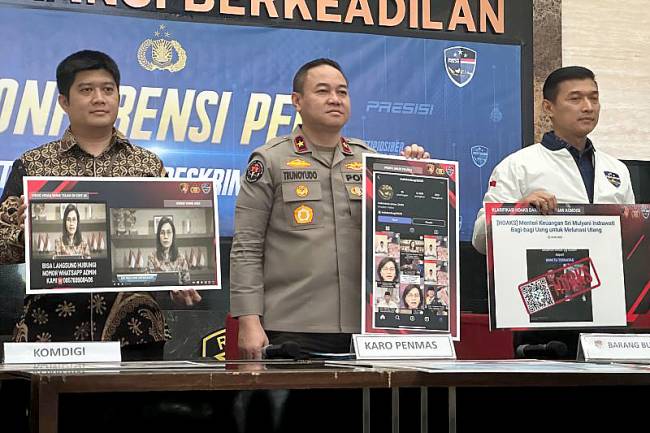 Dirtipidsiber Bareskrim Polri Brigjen Pol Himawan Bayu Aji (kanan) bersama Karopenmas Divisi Humas Polri Brigjen Pol Trunoyudo Wisnu Andiko (tengah), dan Ketua Tim Pengendalian Konten Internet Ilegal Non-Perjudian Direktorat Jenderal Pengawasan Ruang Digital Kemenkomdigi Okky Robiana Sulaeman saat menunjukkan sejumlah barang bukti kasus deepfake dalam konferensi pers di Gedung Bareskrim Polri, Jakarta, Jumat (7/2/2025). (ANTARA/Rio Feisal)