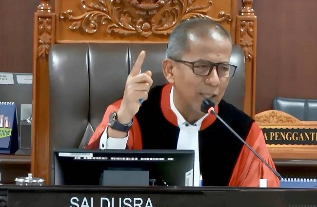 Wakil Ketua Mahkamah Konstitusi Saldi Isra saat sidang lanjutan sengketa Pilkada 2024 perkara Nomor 223/PHPU.WAKO-XXIII/2025 di 

Mahkamah Konstitusi, Jakarta, Jumat (17/1/2025). (Dok ANTARA/Fath PM)
