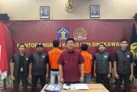 Dua warga negara Malaysia yang di deportasi kantor imigrasi Singkawang. (Foto: ANTARA/Narwati)