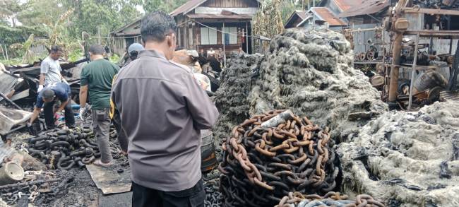 Terbakar, gudang penyimpan barang-barang bekas di Kuin Utara RT 06 RW 01 Banjarmasin Utara, Rabu (12/2/2025) dinihari (SuarIndonesia/DO)