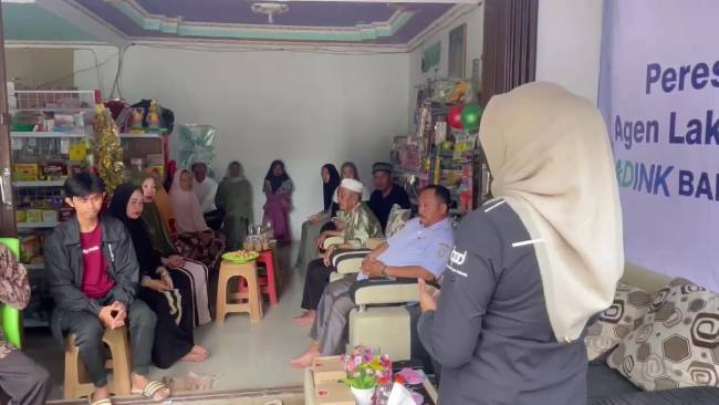 Warga Kabupaten Banjar Selesai membuka rekening lewat program ADINK. – Foto/HumasBankKalsel