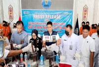 Kepala BNNP Kalteng Brigjen Pol Joko Setiono bersama sejumlah stakeholder lainnya (tengah) memusnahkan narkoba jenis sabu hasil sitaan dari 10 para tersangka di Palangka Raya, Rabu (5/2/2025). (ANTARA/Adi W)