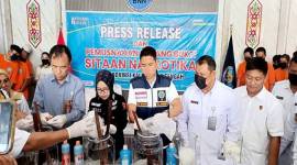 Kepala BNNP Kalteng Brigjen Pol Joko Setiono bersama sejumlah stakeholder lainnya (tengah) memusnahkan narkoba jenis sabu hasil sitaan dari 10 para tersangka di Palangka Raya, Rabu (5/2/2025). (ANTARA/Adi W)