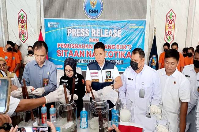 Kepala BNNP Kalteng Brigjen Pol Joko Setiono bersama sejumlah stakeholder lainnya (tengah) memusnahkan narkoba jenis sabu hasil sitaan dari 10 para tersangka di Palangka Raya, Rabu (5/2/2025). (ANTARA/Adi W)