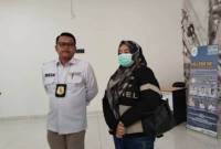 Calon Pekerja Migran Indonesia asal Kabupaten Hulu Sungai Tengah (HST) berinisial HE (kanan) saat hendak dipulangkan ke rumah di Bekasi, Jawa Barat, beberapa waktu lalu. (ANTARA/HO-BP3MI Kalsel)