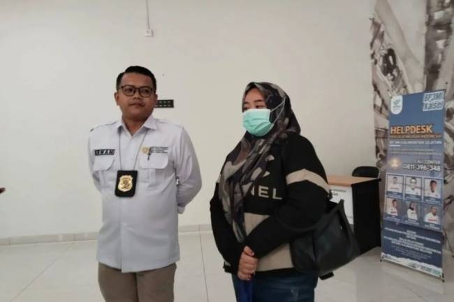 Calon Pekerja Migran Indonesia asal Kabupaten Hulu Sungai Tengah (HST) berinisial HE (kanan) saat hendak dipulangkan ke rumah di Bekasi, Jawa Barat, beberapa waktu lalu. (ANTARA/HO-BP3MI Kalsel)