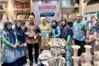 Menteri Kebudayaan RI Fadli Zon (ketiga kiri) saat berkunjung ke Stan Dekranasda Hulu Sungai Tengah (HST) pada acara INACRAFT ke-25, di Jakarta Convention Center (JCC), beberapa waktu lalu. (ANTARA/HO-Dekranasda HST)