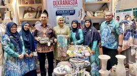 Menteri Kebudayaan RI Fadli Zon (ketiga kiri) saat berkunjung ke Stan Dekranasda Hulu Sungai Tengah (HST) pada acara INACRAFT ke-25, di Jakarta Convention Center (JCC), beberapa waktu lalu. (ANTARA/HO-Dekranasda HST)