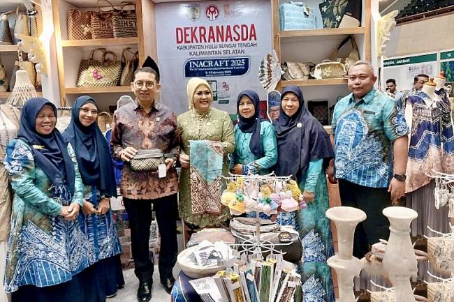 Menteri Kebudayaan RI Fadli Zon (ketiga kiri) saat berkunjung ke Stan Dekranasda Hulu Sungai Tengah (HST) pada acara INACRAFT ke-25, di Jakarta Convention Center (JCC), beberapa waktu lalu. (ANTARA/HO-Dekranasda HST)