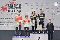 Pasangan ganda campuran Indonesia Bobby Setiabudi/Melati Daeva Oktavianti naik podium saat meraih juara pada ajang Singapore International​​​​​​​ Challenge 2025 yang bergulir pada 18-23 Februari 2025 di SBH East Coast @ Expo, Singapura. (Foto: ANTARA/HO-PB PBSI)