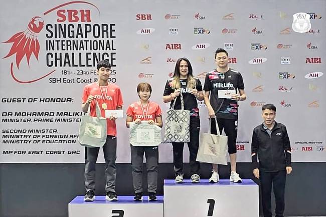 Pasangan ganda campuran Indonesia Bobby Setiabudi/Melati Daeva Oktavianti naik podium saat meraih juara pada ajang Singapore International​​​​​​​ Challenge 2025 yang bergulir pada 18-23 Februari 2025 di SBH East Coast @ Expo, Singapura. (Foto: ANTARA/HO-PB PBSI)