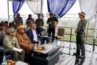 Kepala Kesatuan Pengelola Hutan Produksi (KPHP) Dinas Kehutanan Provinsi Kaltim Shahar Al Haqq (berdiri di depan), menjelaskan tentang proses lanjutan pengiriman rusa sambar (ANTARA/HO KPHP Telake)