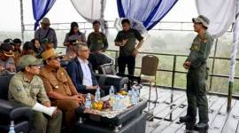 Kepala Kesatuan Pengelola Hutan Produksi (KPHP) Dinas Kehutanan Provinsi Kaltim Shahar Al Haqq (berdiri di depan), menjelaskan tentang proses lanjutan pengiriman rusa sambar (ANTARA/HO KPHP Telake)